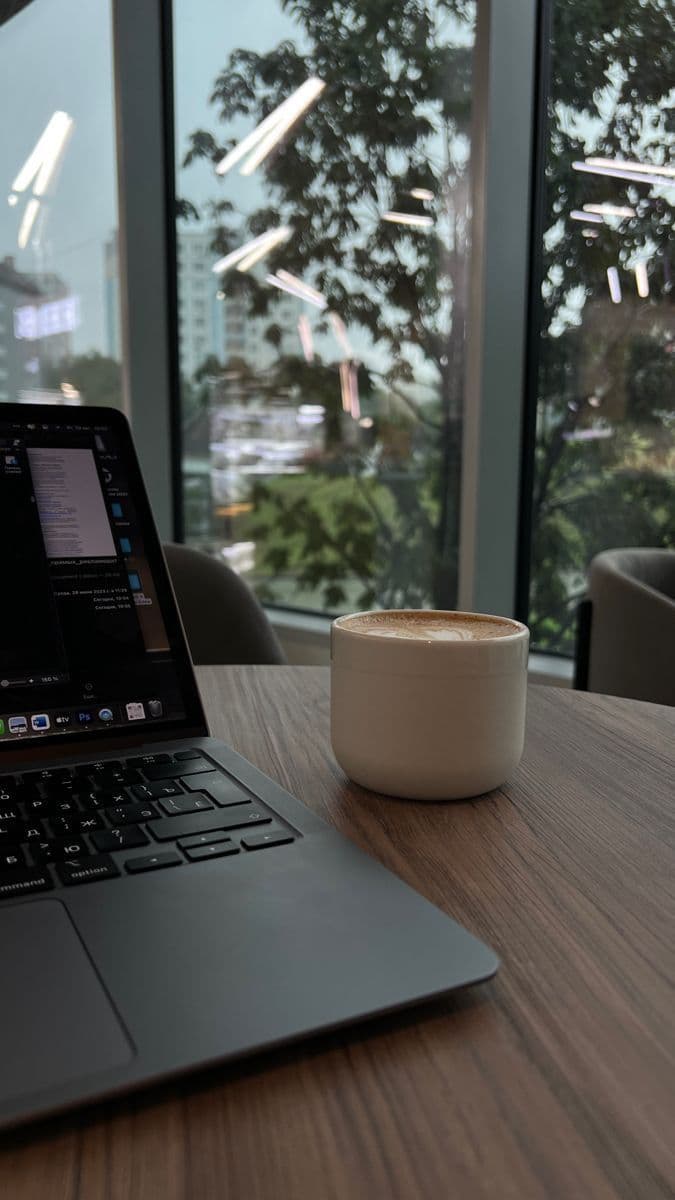 Profissional ao lado de dashboard de resultados